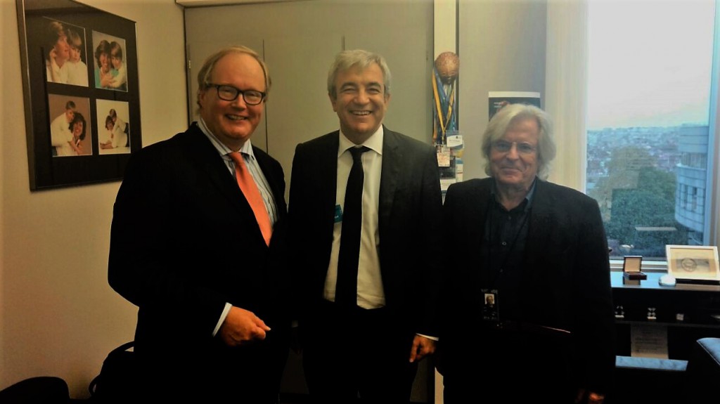 Luis Garicano (centro), con el presidente del Partido Alde, Hans Van Baalen, y Javier Nart (eurodiputado de C's)