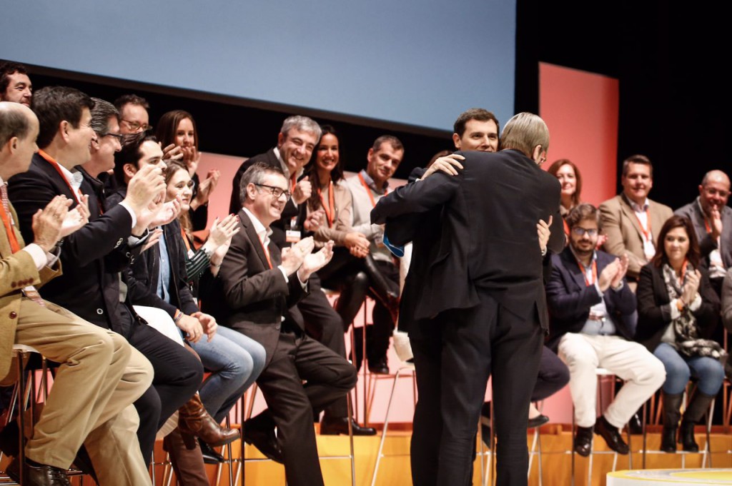 Guy abraza a Albert Rivera durante la clausura de la IV asamblea